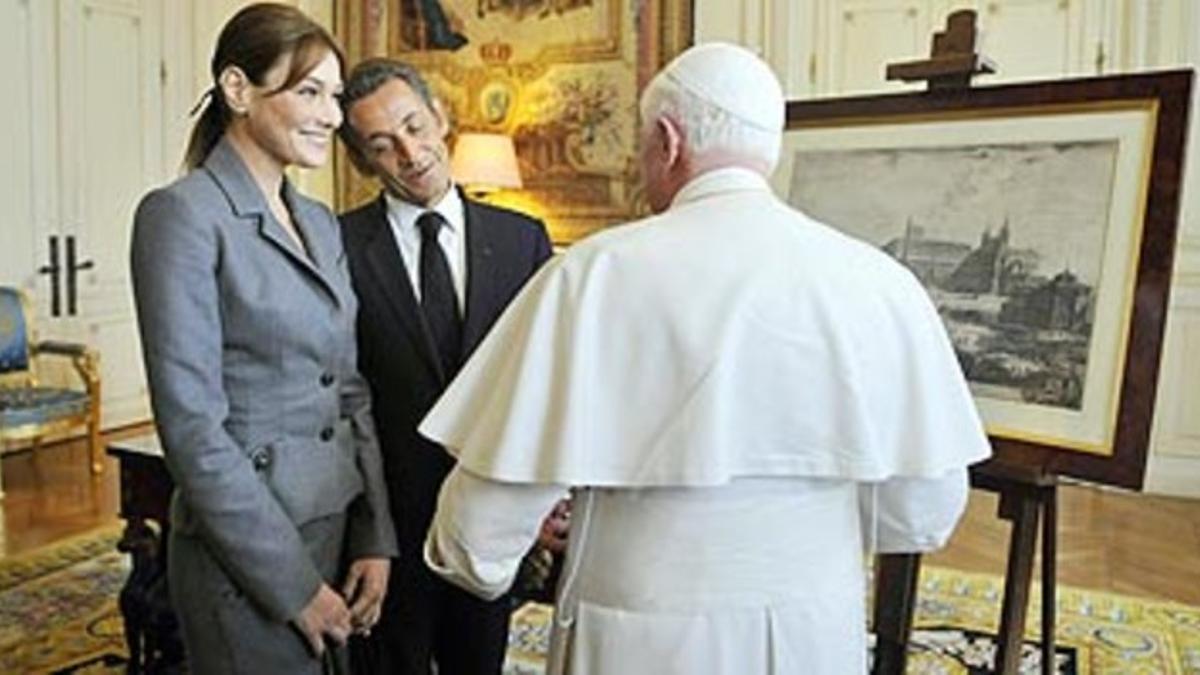 El matrimonio Sarkozy conversa con el Papa en el Elíseo tras intercambiar regalos.