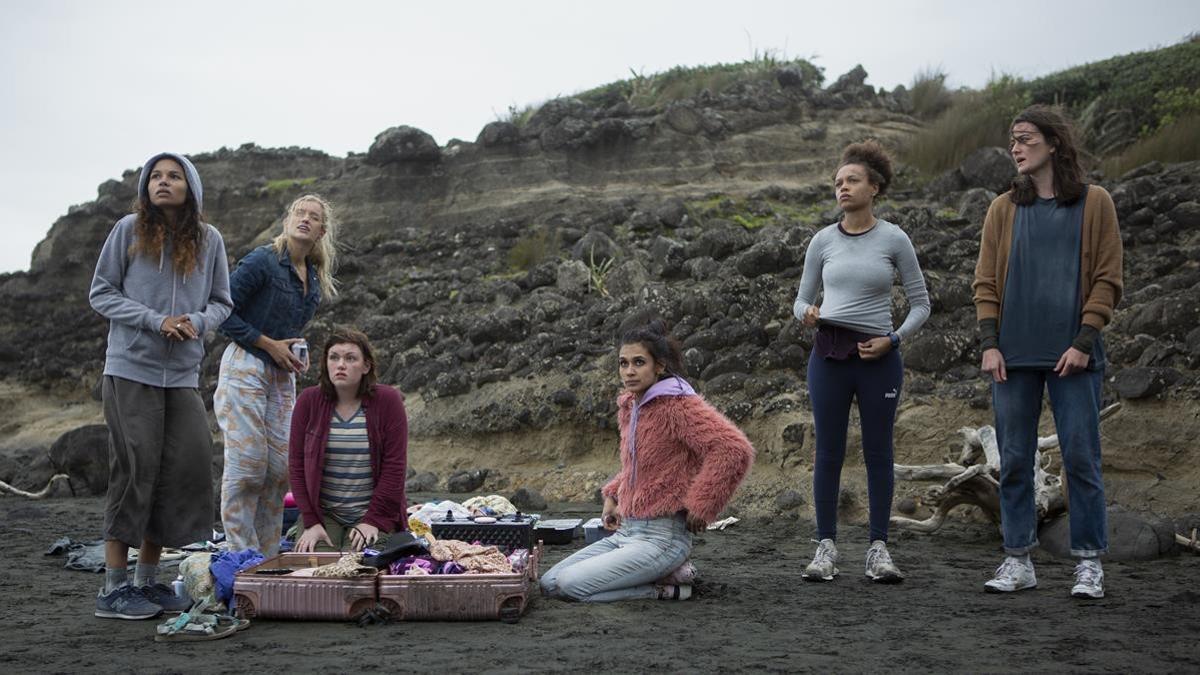 Helena Howard, Mia Healey, Shannon Berry, Sophia Ali, Reign Edwards y Sarah Pidgeon en una imagen de 'The wilds'.