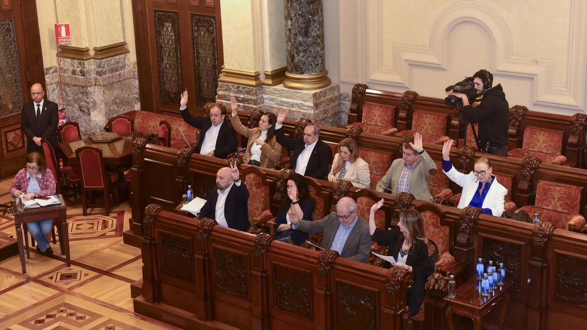 Ediles del PSOE durante el pleno celebrado este jueves en A Coruña.
