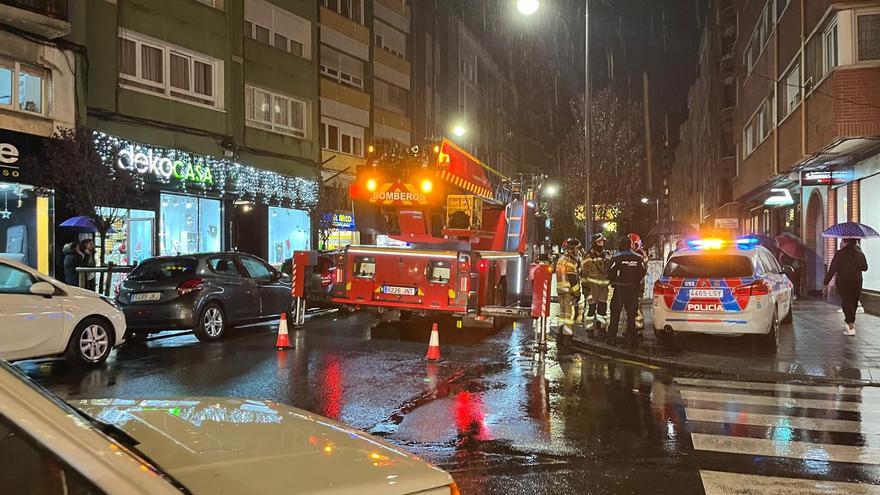 Operativo de los bomberos en Gijón por una inundación en un piso