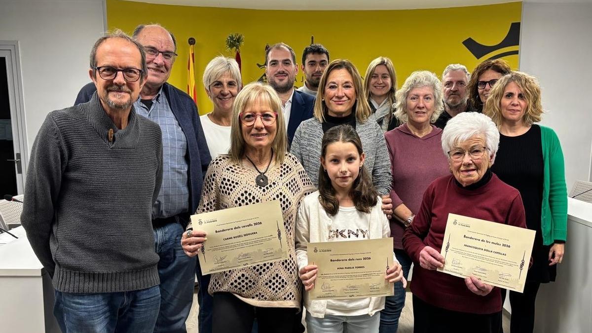 Les tres bandereres amb el diploma, acompanyades de l'alcaldessa i del regidors i regidores