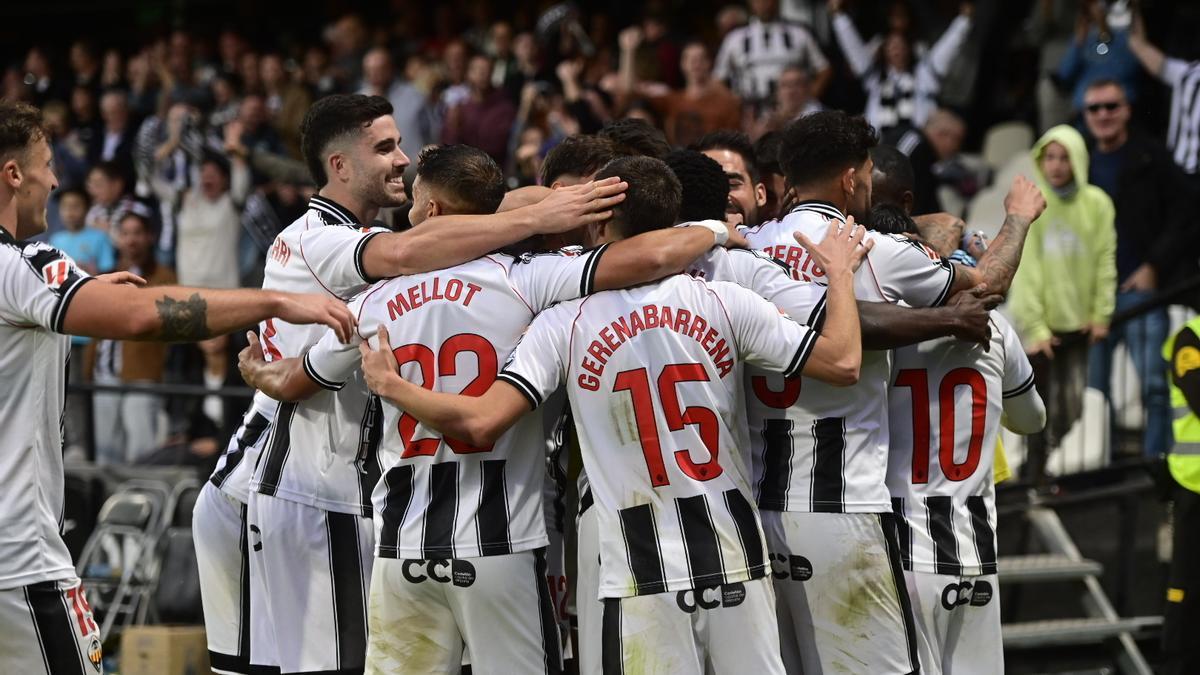 Los jugadores del CD Castellón celebran uno de los goles anotados a la Real Sociedad B, el pasado sábado en el SkyFi Castalia.