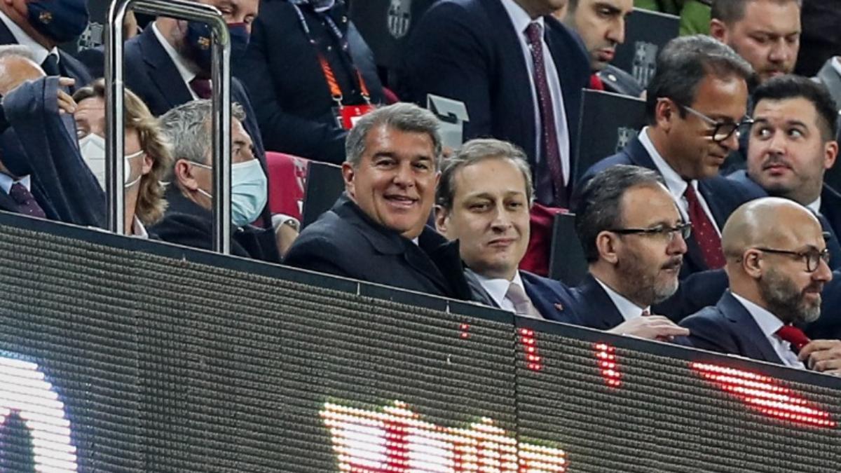 Laporta y Elmas, en el palco del Camp Nou