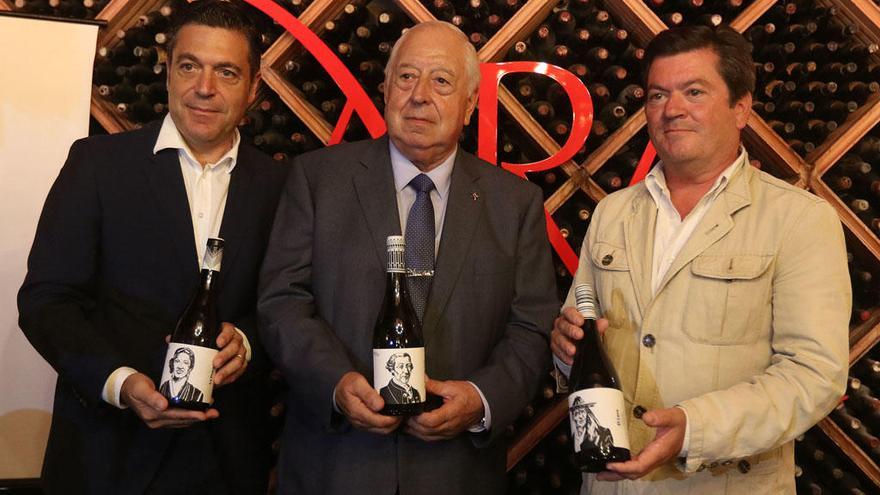 Juan Antonio Lara, con su padre e Ignacio de Miguel en la presentación de los vinos.