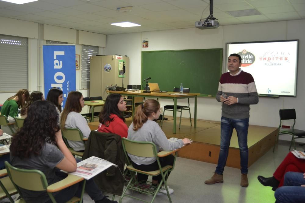 Alumnos de Secundaria de los IES Manuel Murguía y Pastoriza aprenden a diseñar un periódico digital.