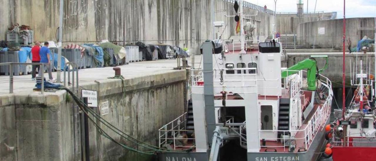 &quot;La Nalona&quot;, amarrada ayer en el puerto de Llanes.