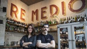 Beatriz Rosa y Xavi Martínez, en el Bar Remedios.
