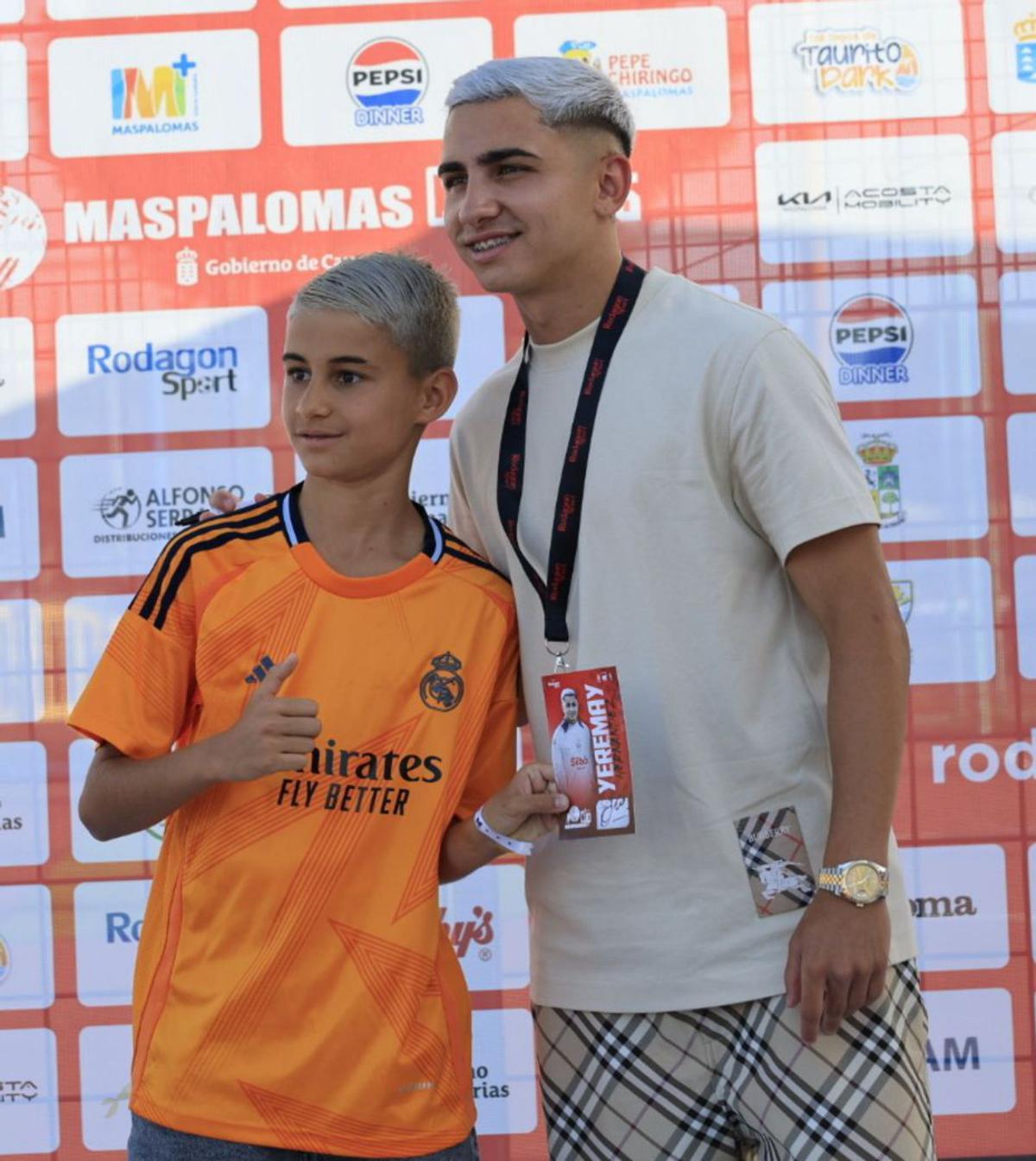 Yeremay Hernández junto a uno de los participantes, ayer.