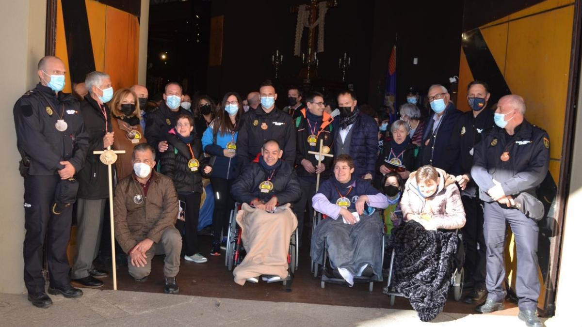 La Policía Nacional ayuda a los usuarios de la residencia de Virgen del Yermo en el Camino de Santiago.