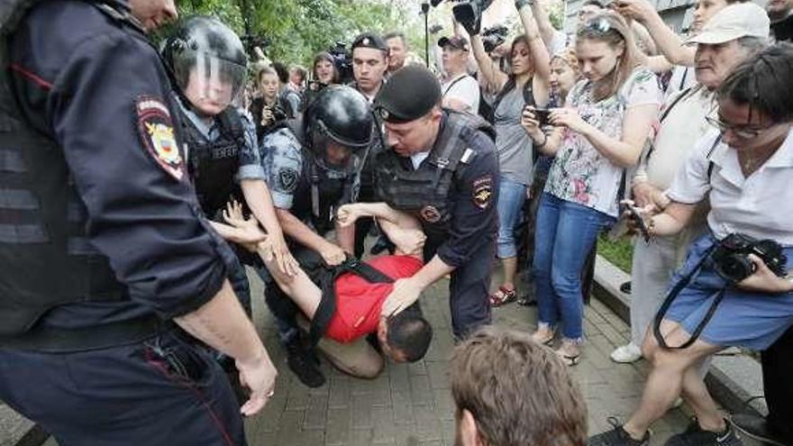 Detención de uno de los manifestantes de ayer en Moscú. // Reuters