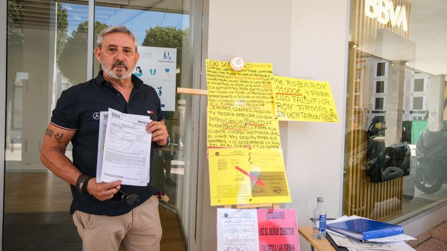 Un hombre protesta a las puertas de un banco de Badajoz por una presunta estafa de 11.000 euros