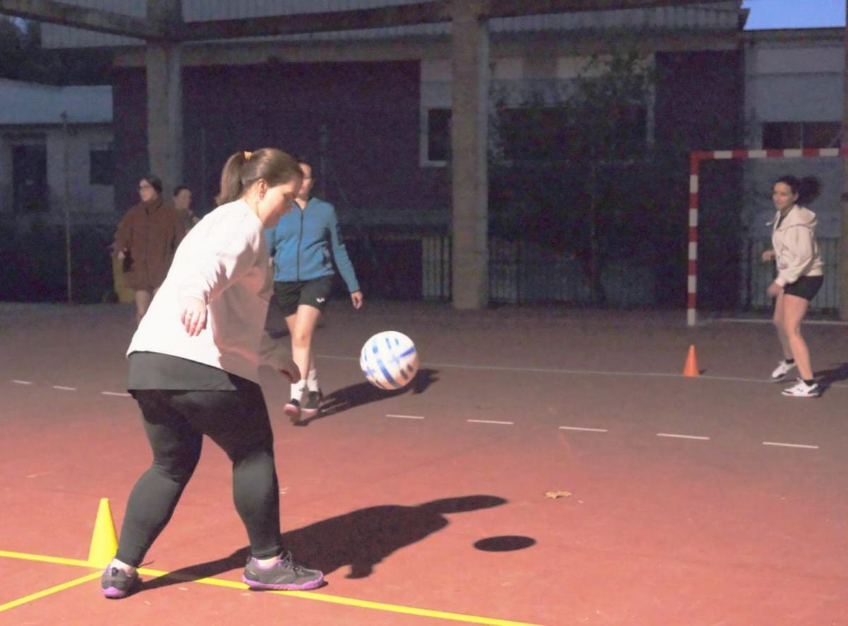 En pleno calentamiento
 en el CEIP de Maside. 
|  Roi Cruz