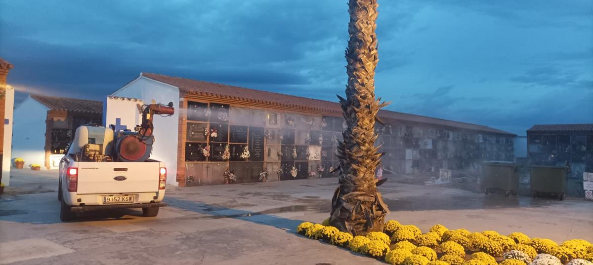 Fumigación en el cementerio.