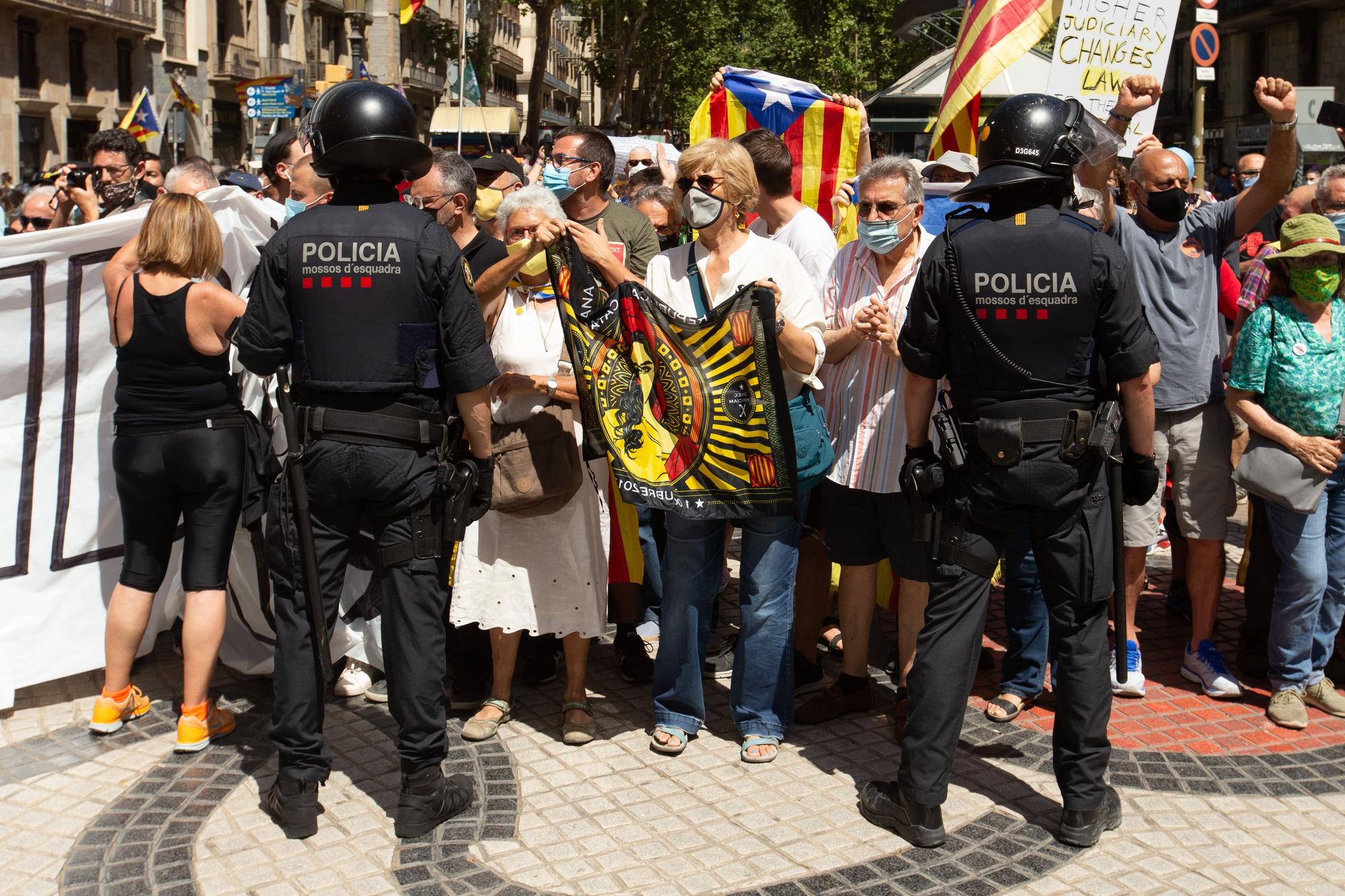 Protestes davant el Liceu per la conferència de Pedro Sánchez