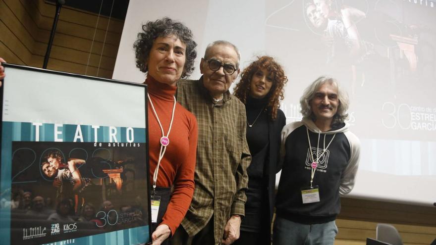 Por la izquierda, Estrella García, Boni Ortiz, Idoia Ruiz de Lara y Miguel Quiroga, antes de la presentación del Anuario en la Escuela de Comercio.