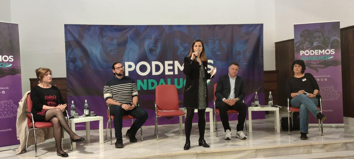 En el centro Ione Belarra y Juan Antonio Delgado.