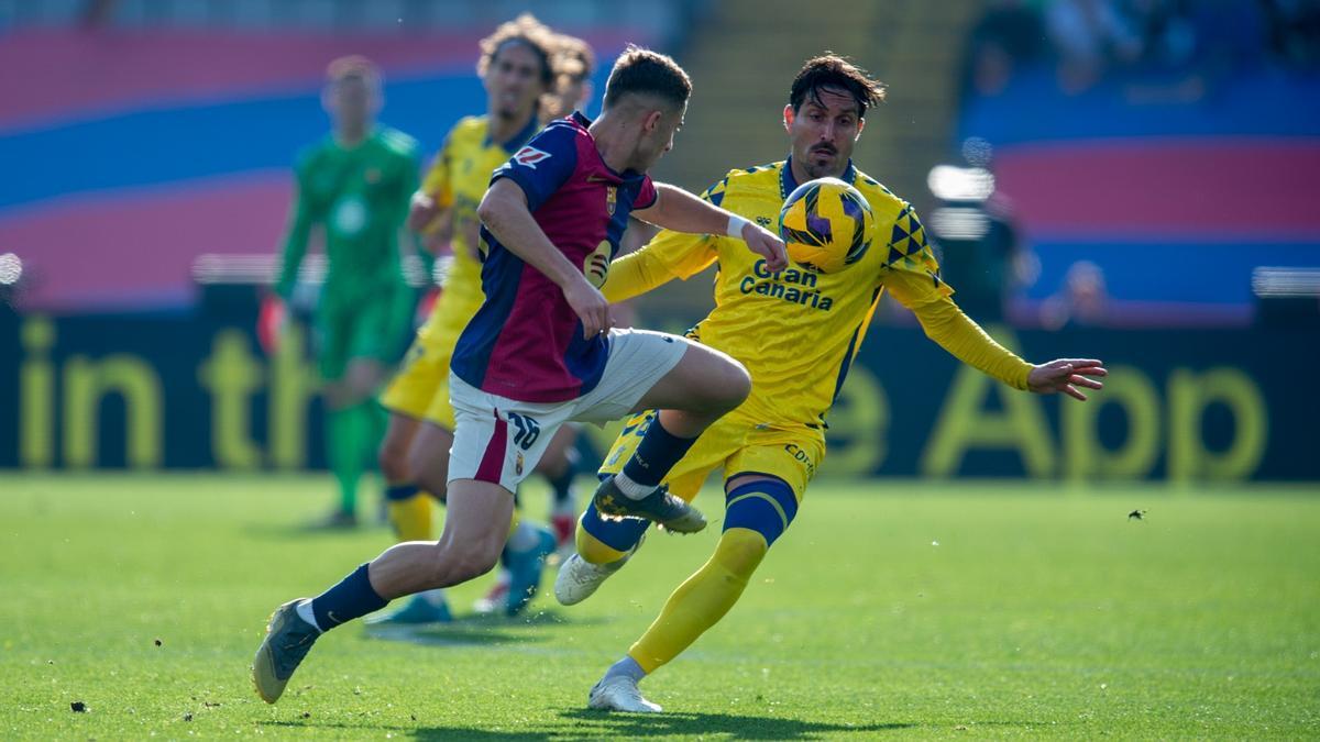 Fermín intenta controlar el balón en el Barça-Las Palmas en Montjuïc.