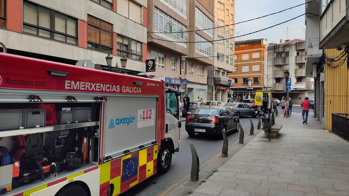 Un vehículo del GES y, al fondo, la ambulancia que trasladó al conductor de la moto. // GES Lalín