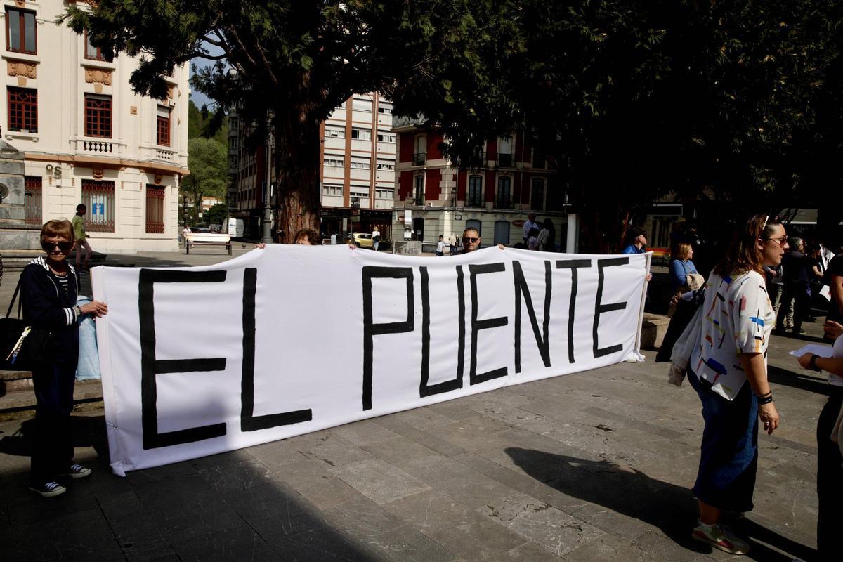 Vecinos del barrio de El Puente en la manifestación ante el Ayuntamiento de Langreo