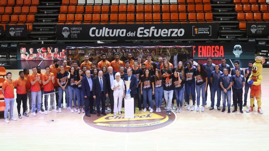 La afición taronja vibra con las campeonas en la Fonteta