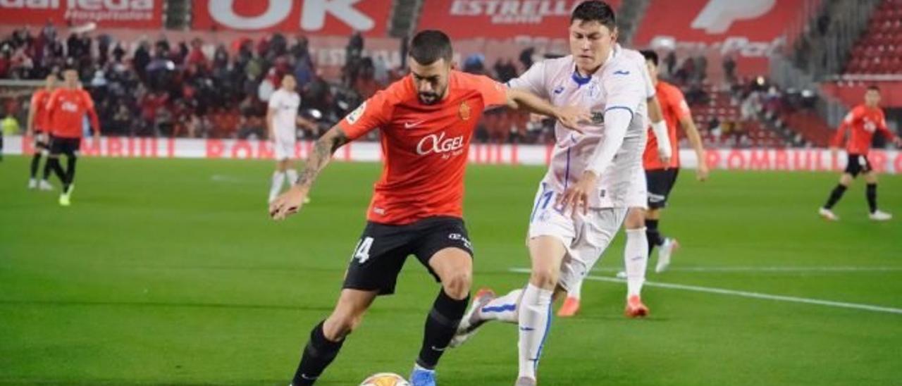 Dani Rodríguez protege la pelota durante en el encuentro de la primera vuelta ante el Getafe.