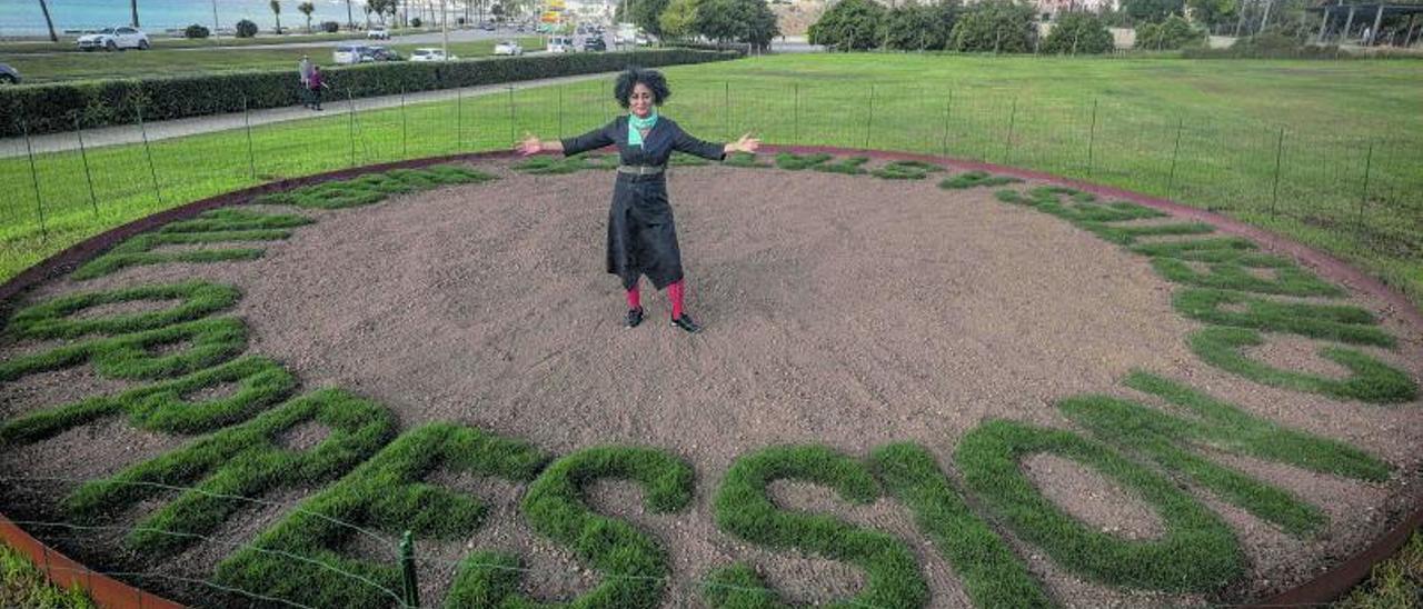 La reconocida artista visual Ghada Amer (El Cairo, 1963), en el interior de su intervención en el parque de Gesa