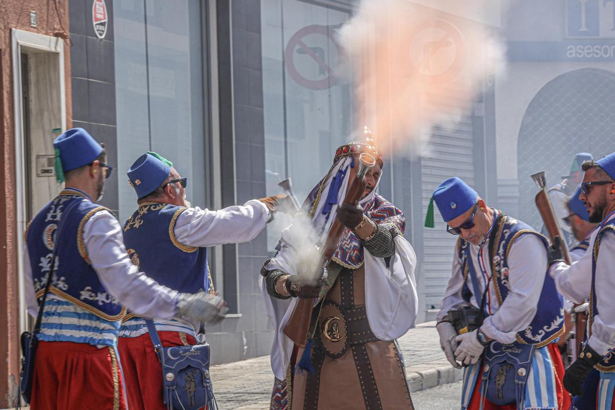 Todas las imágenes de la Guerrilla y Embajada de este lunes de los Moros y Cristianos de Petrer