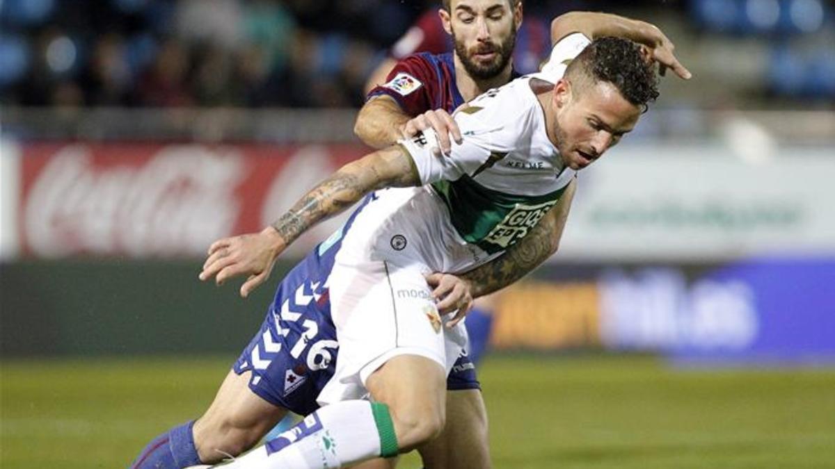 Aarón Ñíguez, durante su etapa como jugador del Elche