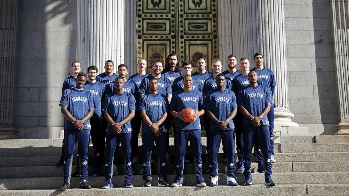 Los OKC Thunder en la puerta del Congreso de los Diputados