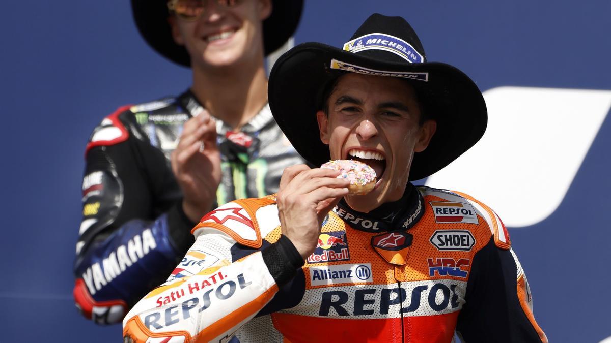 Marc Márquez celebra su victoria en el podio de Austin.