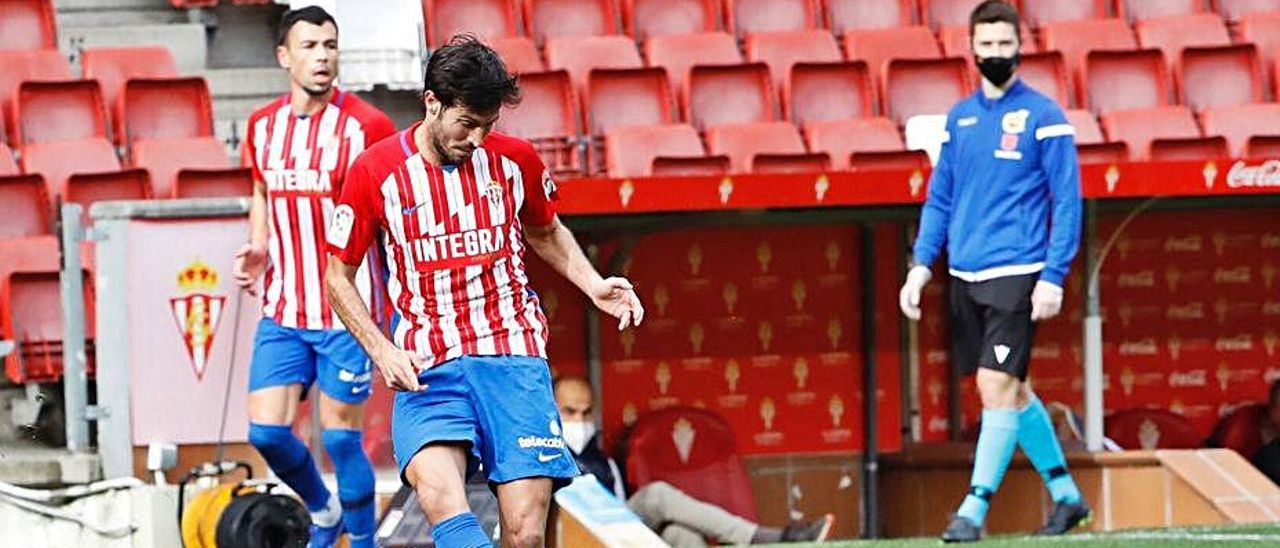 Marc Valiente da un pase durante el partido de ayer.