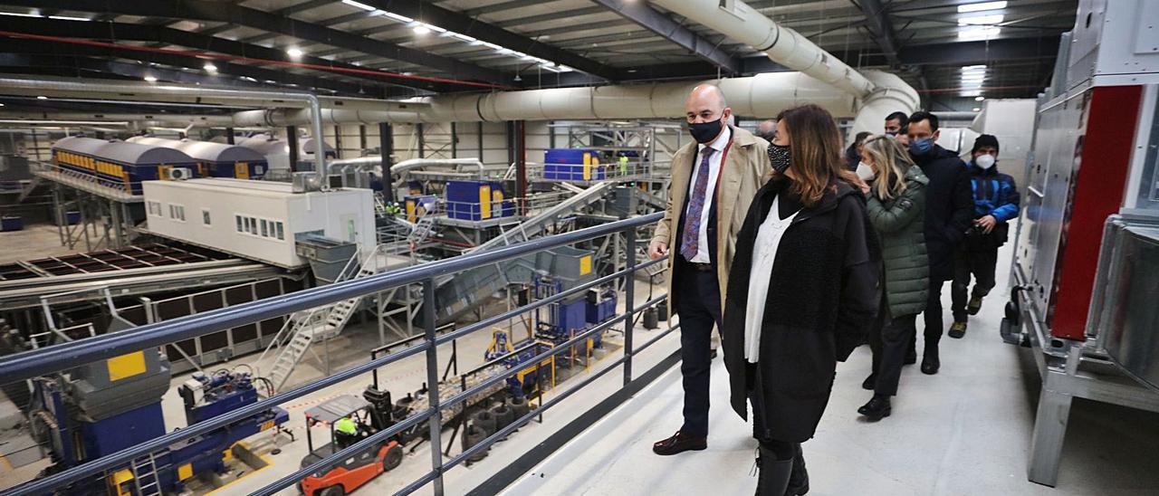 Francina Armengol y Vicent Marí al frente del grupo de políticos en el acto de inauguración de la planta de triaje de Ca na Putxa. | VICENT MARÍ