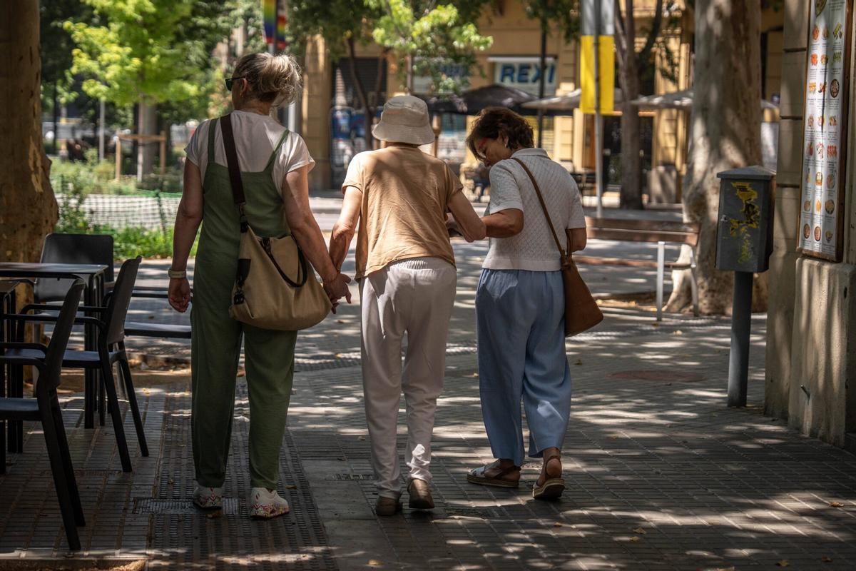 Barcelona 24/06/2026 Barcelona Mujeres mayores bajo un calor sofocante en Barcelona. AUTOR: JORDI OTIX