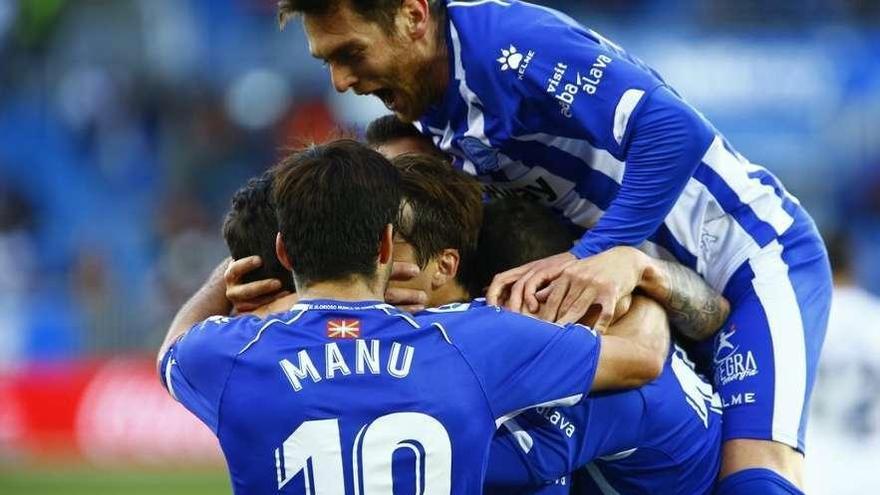 Los jugadores del Alavés celebran uno de los dos goles en el partido de ayer ante el Valencia.