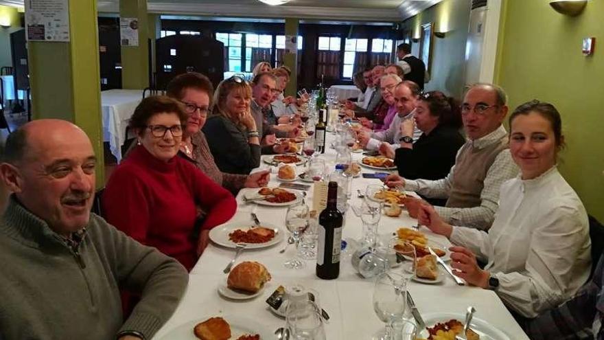 Un grupo de comensales, ayer, en Felechosa, disfrutando de las Jornadas de la matanza.