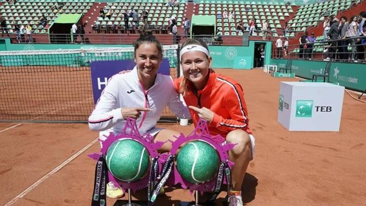 Sorribes y Bouzkova tras conquistar el Torneo de Estambul en 2022