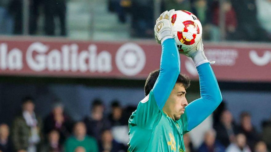 Manuel Vizoso atrapa la pelota durante el duelo copero frente al Mallorca. | Lavandeira Jr