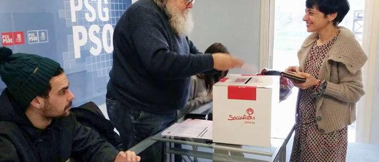 La diputada Rocío de Frutos emite su voto. // Iñaki Osorio