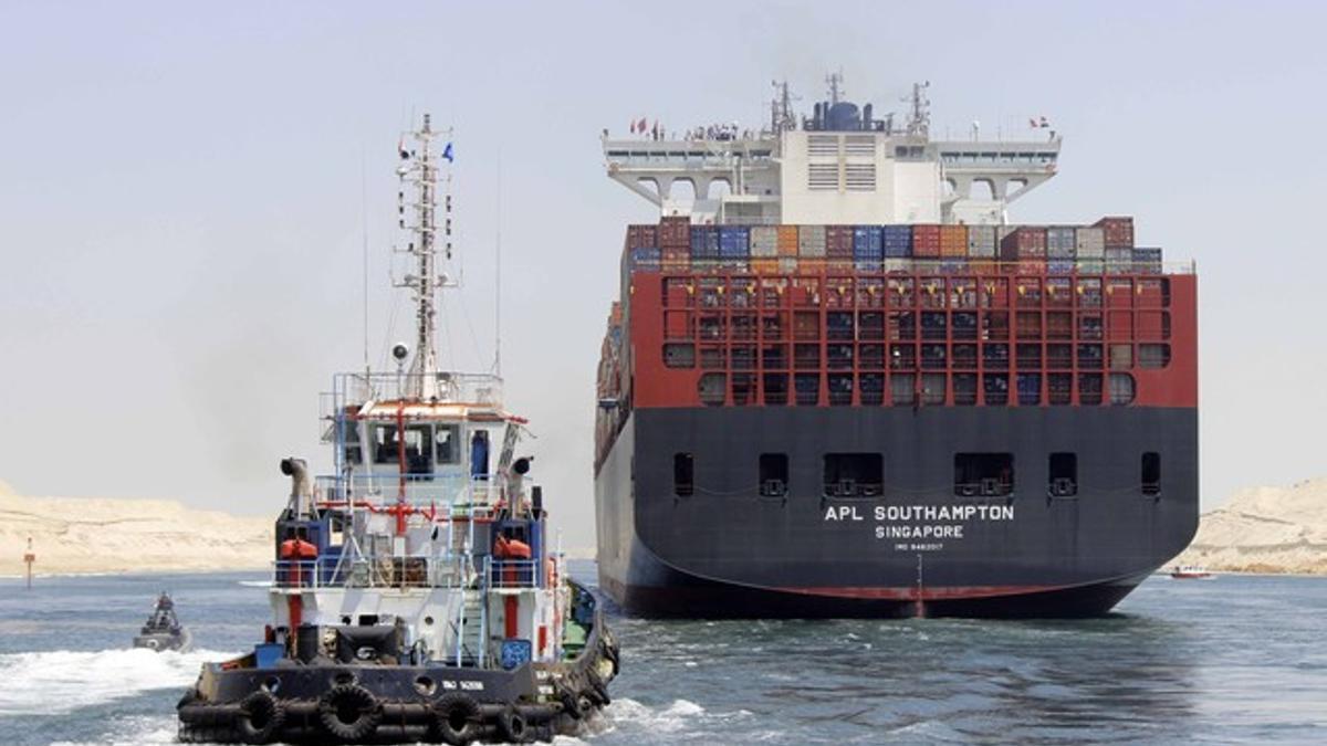 Tres barcos cargueros han cruzado la nueva vía marítima este sábado.