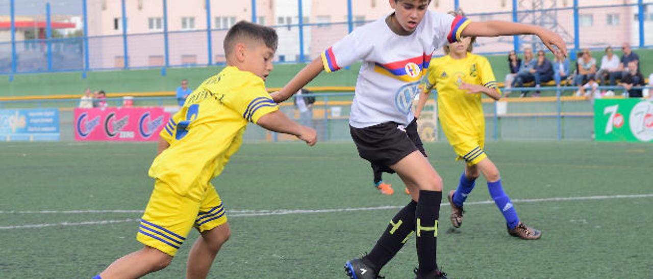 Pelea por el balón durante la primera mitad.