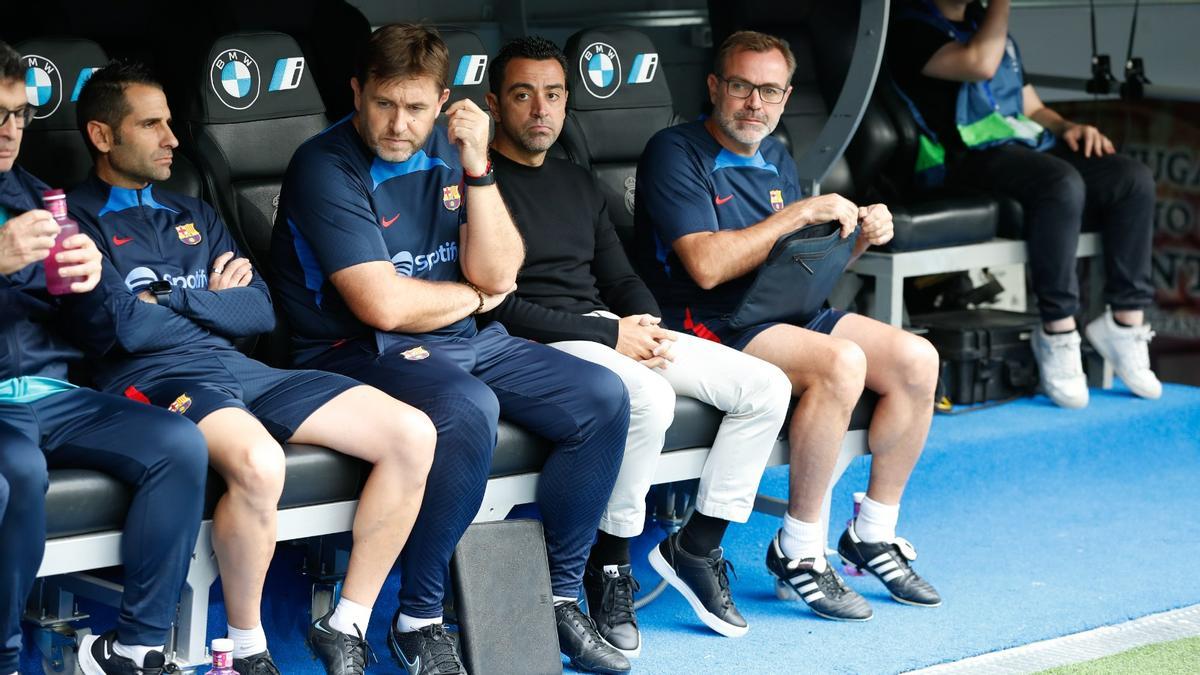 Xavi Hernández, en el banquillo del Santiago Bernabéu