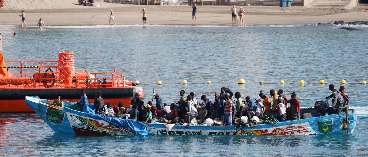 Una embarcación con 43 migrantes llega al puerto de Los Cristianos (Tenerife), ayer.