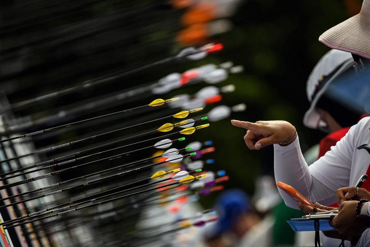 Una atleta durante la ronda preliminar individual femenina de tiro con arco durante los Juegos Olímpicos de París 2024 en la Explanada de los Inválidos