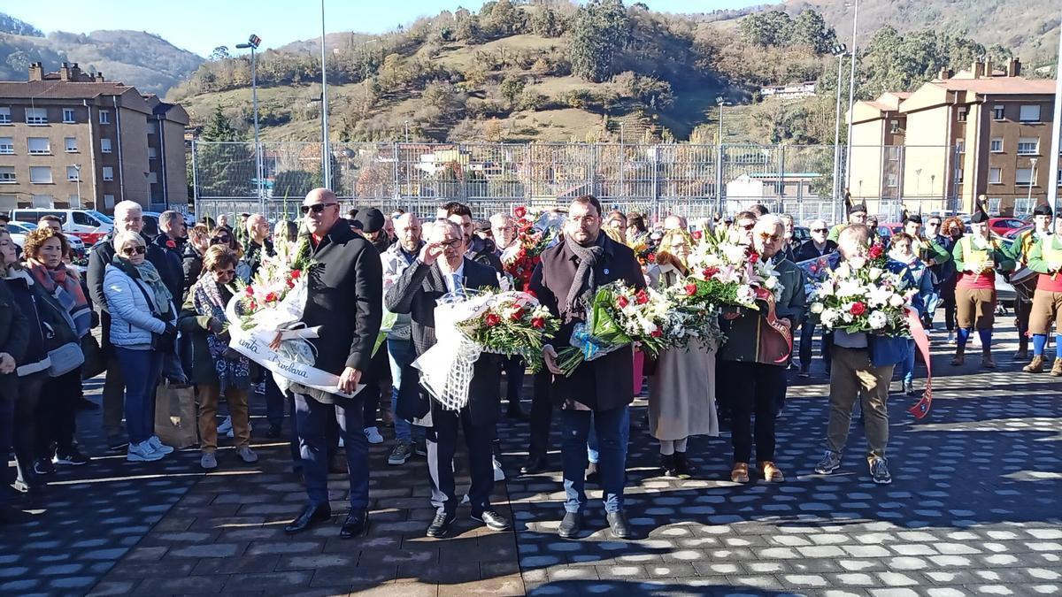 Por la izquierda, en primer término, Felipe Burón, Aníbal Vázquez y Adrián barbón, durante la ofrenda floral de Mieres.