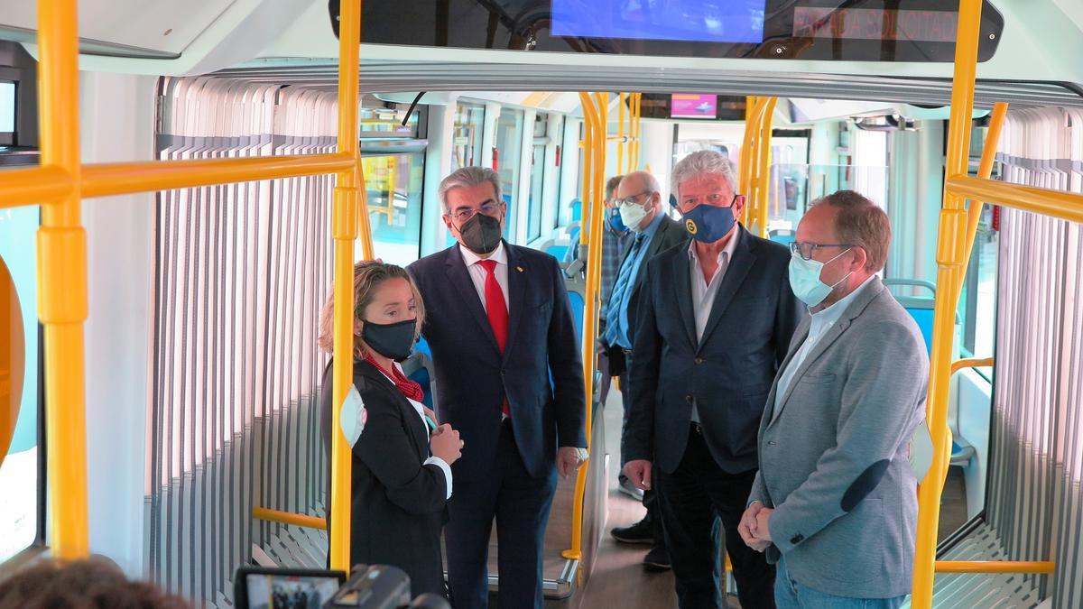 Román Rodríguez (i) junto a Pedro Quevedo en la visita a uno de los vehículos de Guaguas Municipales.