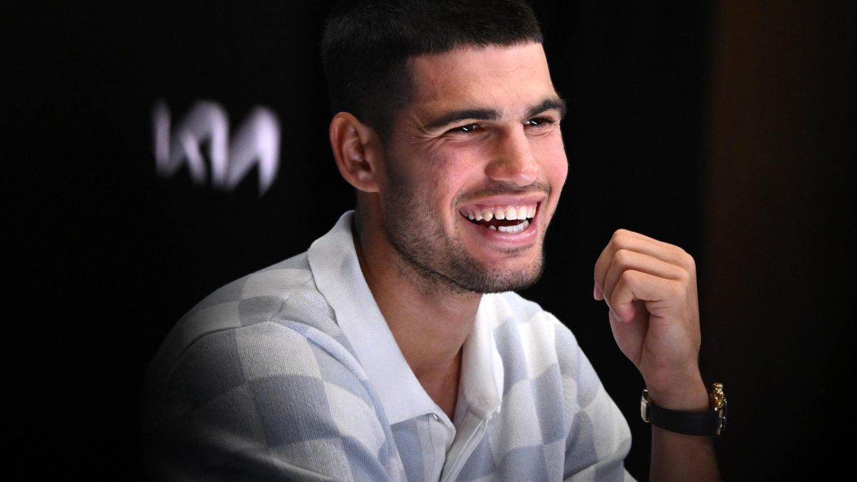 Carlos Alcaraz sonríe durante la rueda de prensa previa al Abierto de Australia