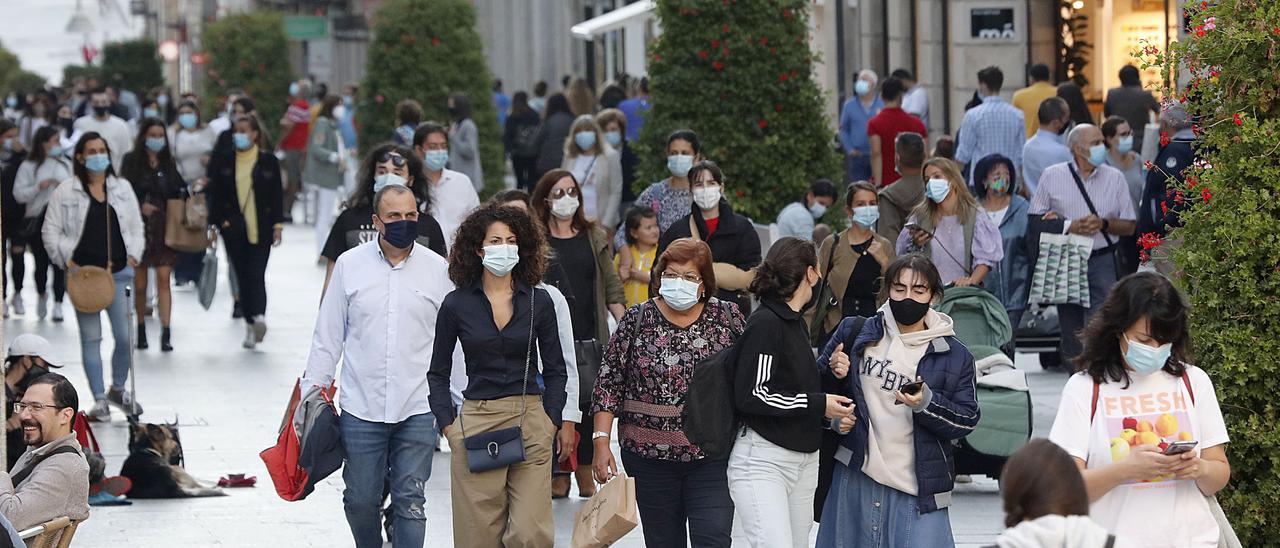 Gente con mascarillas paseando por la calle de Príncipe.