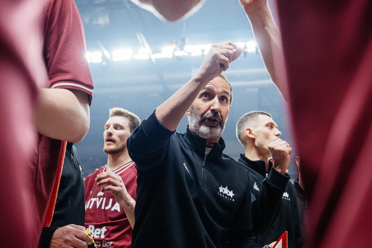 Sito Alonso, entrenador del UCAM Murcia, durante un partido con la selección de Letonia.