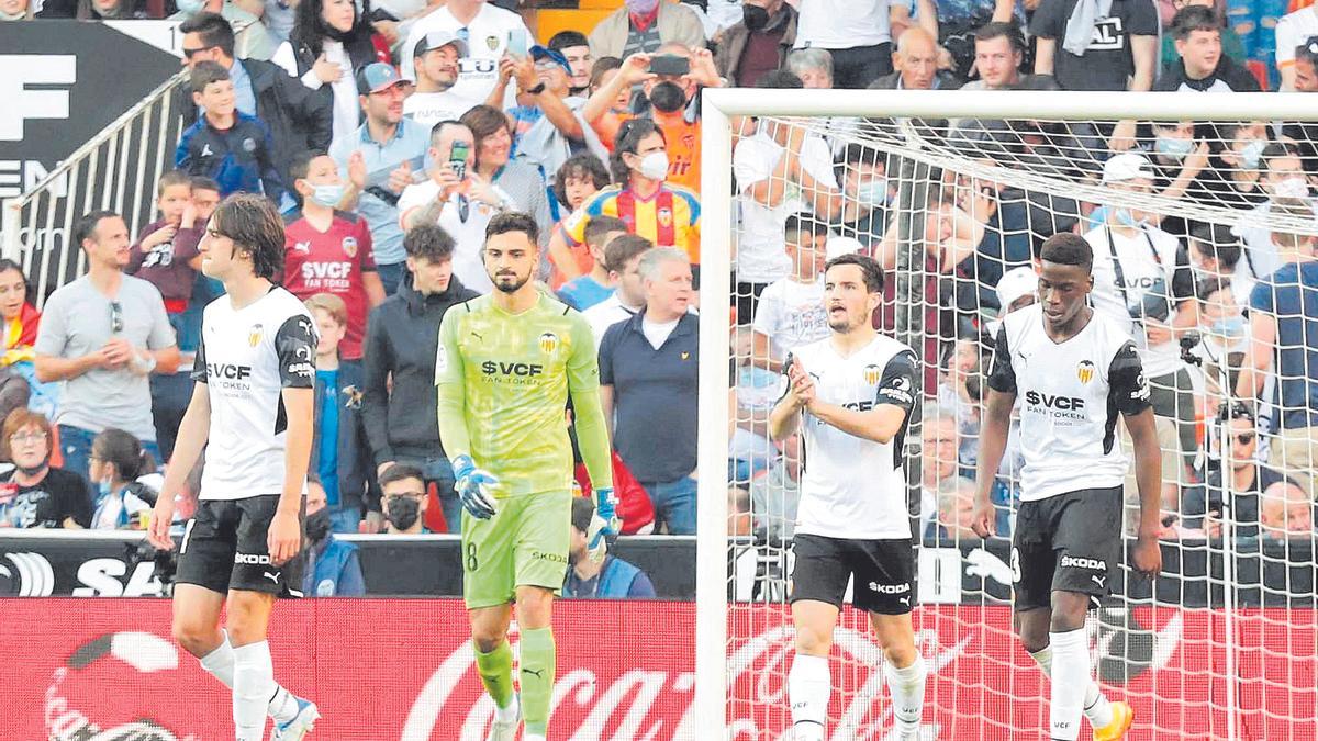 Los jugadores del Valencia se lamentan tras encajar un gol