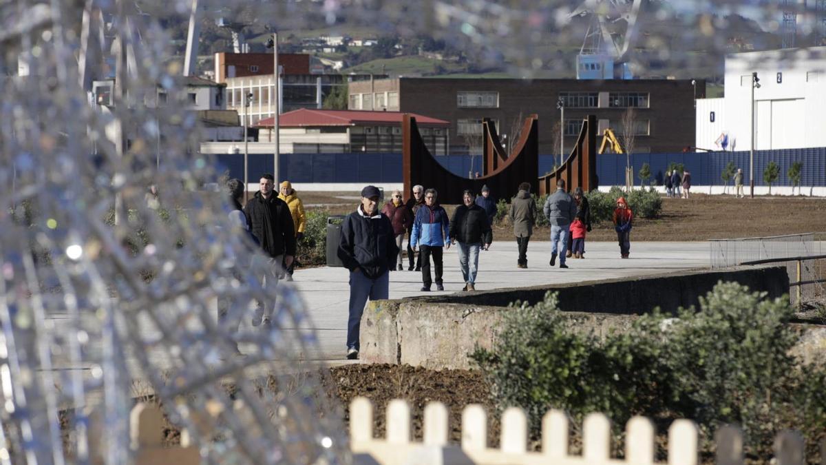 Paseantes por el recién inaugurado paseo de Naval Azul.